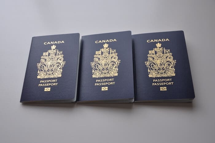 加拿大护照移民入籍